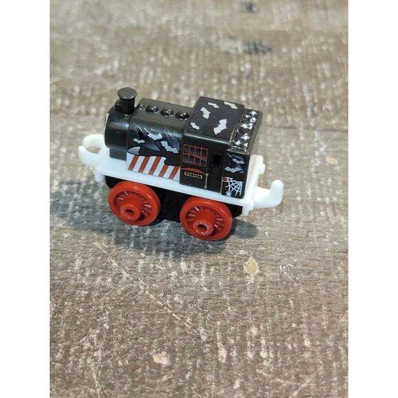 Mattel 2014 Thomas the Train Halloween vampire bats spider web toy figure - Picture 3 of 5